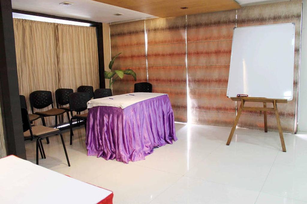 Hotel Kanak Comfort Ахмедабад Екстериор снимка