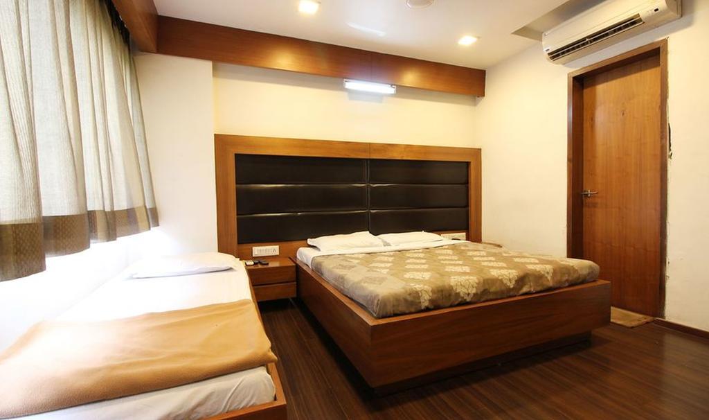 Hotel Kanak Comfort Ахмедабад Стая снимка
