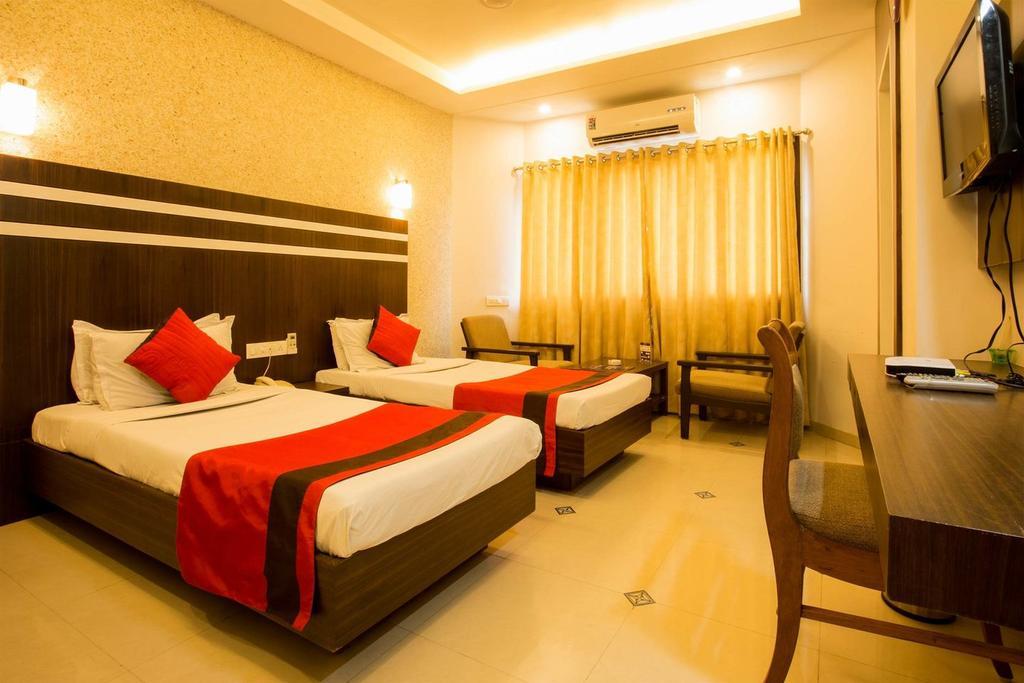 Hotel Kanak Comfort Ахмедабад Екстериор снимка